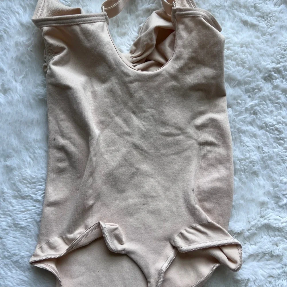 SKIMS‎ Women's Sculpting Seamless Plunge Bodysuit Sand Beige Size Small NWOT